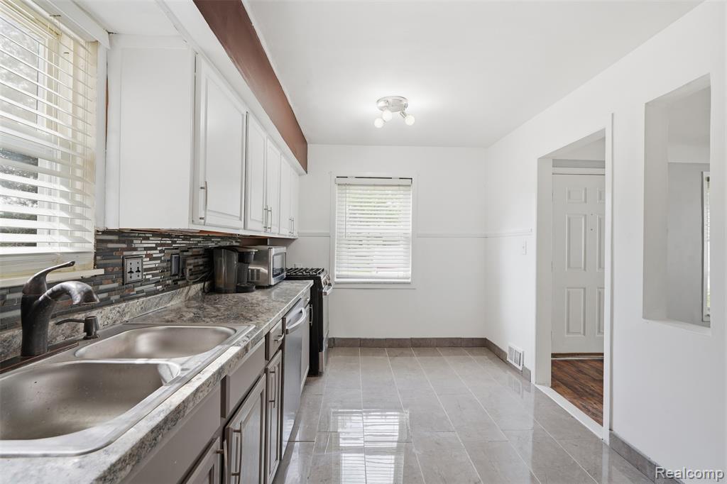 756 Cloverlawn Boulevard, Lincoln Park, MI 48146 — Photo 9