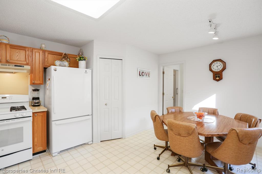 35211 White Pine Trail, Farmington Hills, MI 48335 — Photo 14