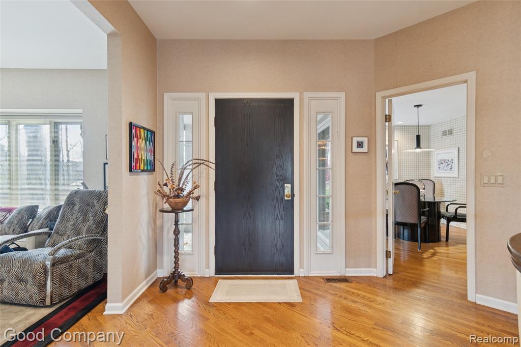 5104 Woodcliff Hill Road W, West Bloomfield, MI 48323 — Photo 7