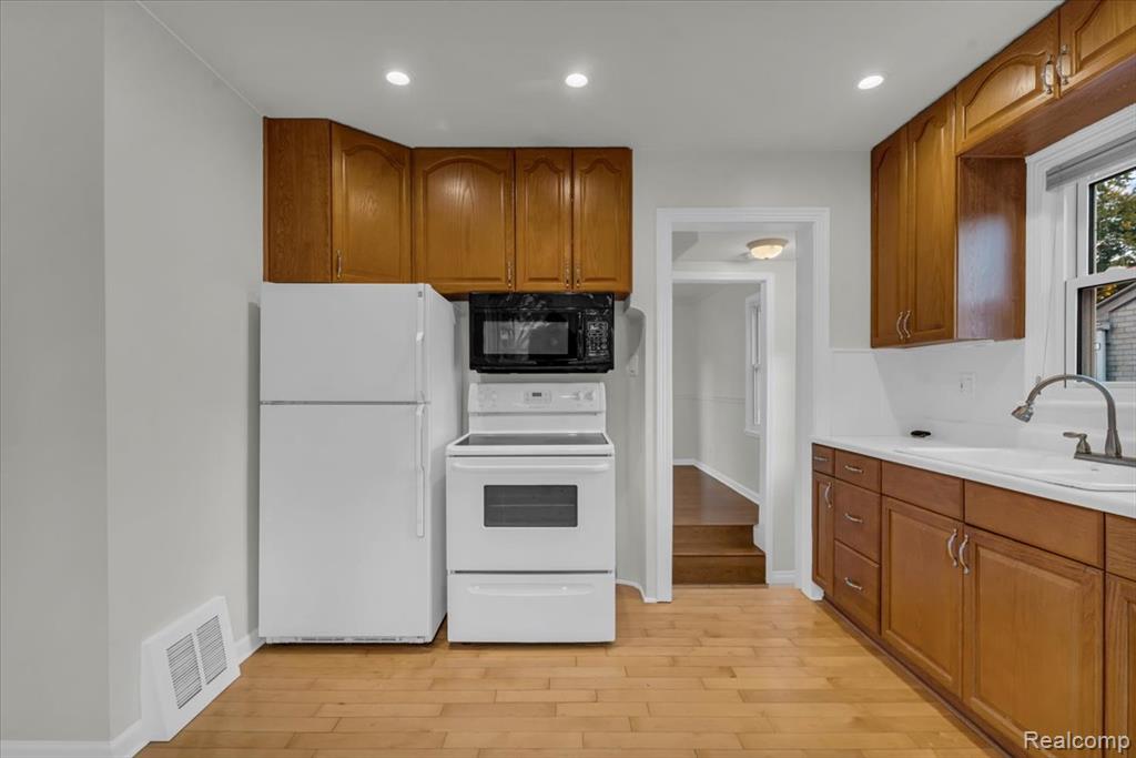 912 Woodsboro Drive, Royal Oak, MI 48067 — Photo 10