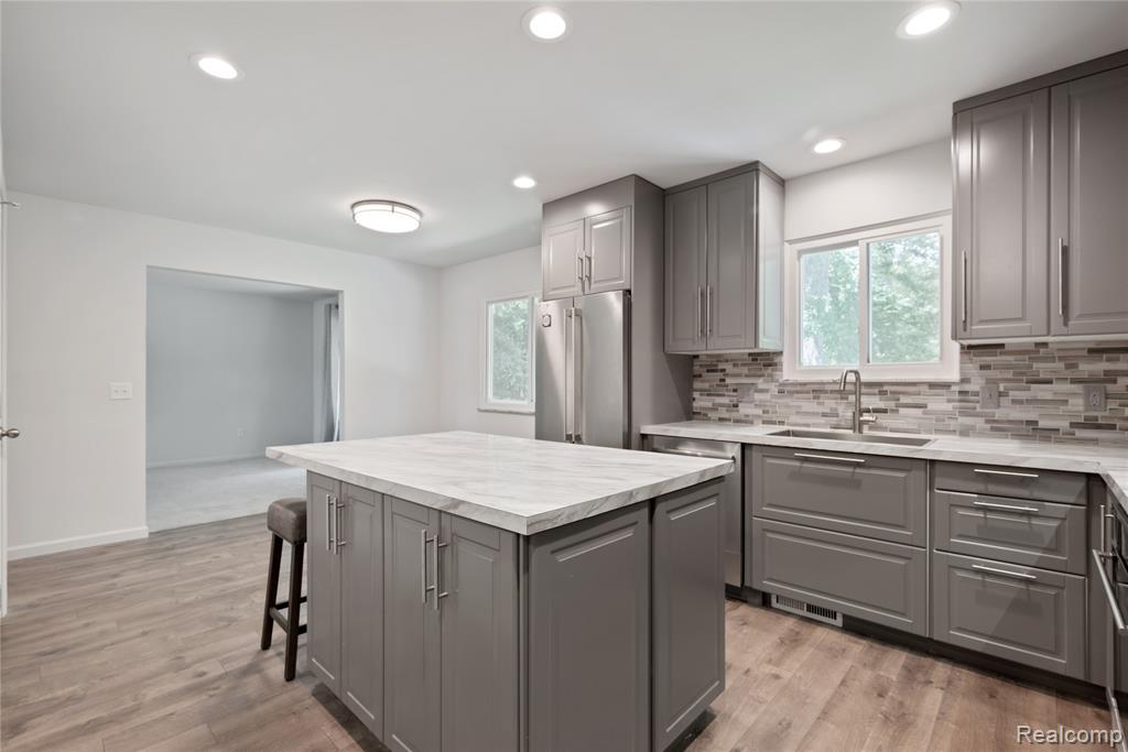 6650 ELIZABETH LAKE Road, Waterford, MI 48327 — Photo 2