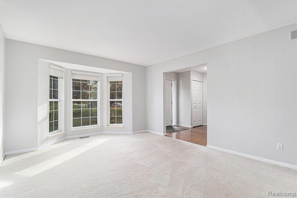 855 DRAKESHIRE Drive, Walled Lake, MI 48390 — Photo 9