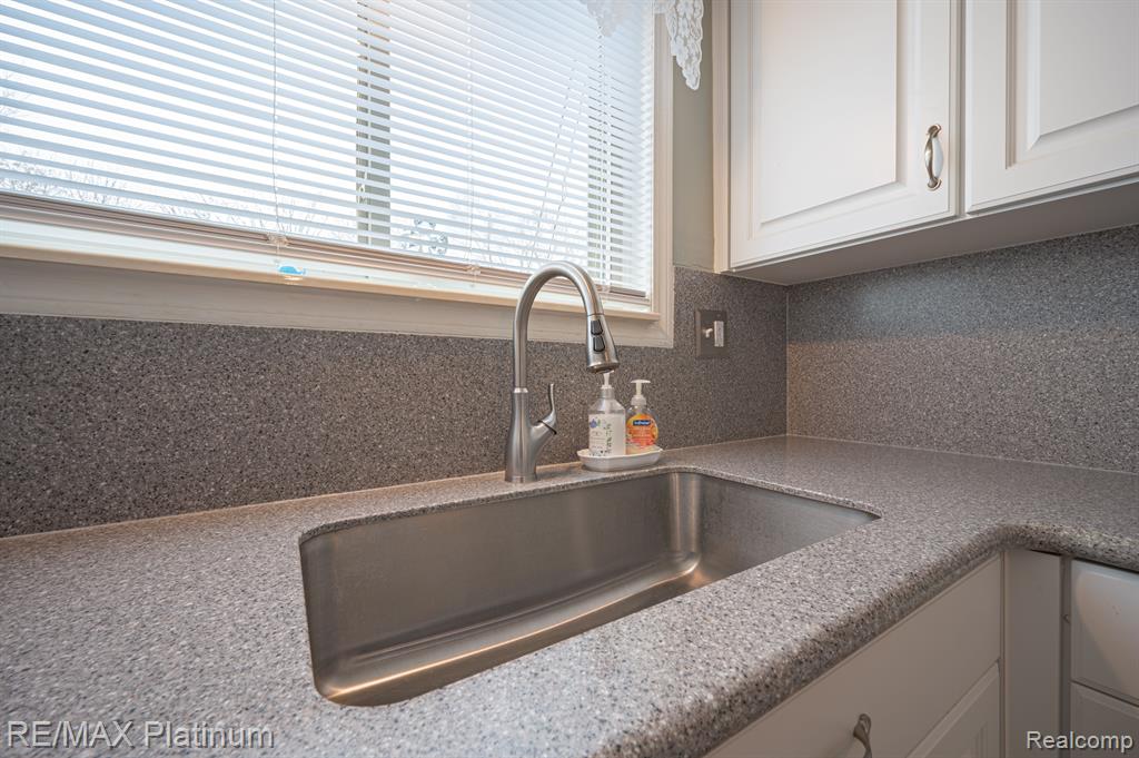 710 MANORDALE Court, Milford, MI 48381 — Photo 22
