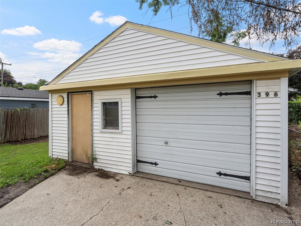 396 W PEARL Avenue, Hazel Park, MI 48030 — Photo 16