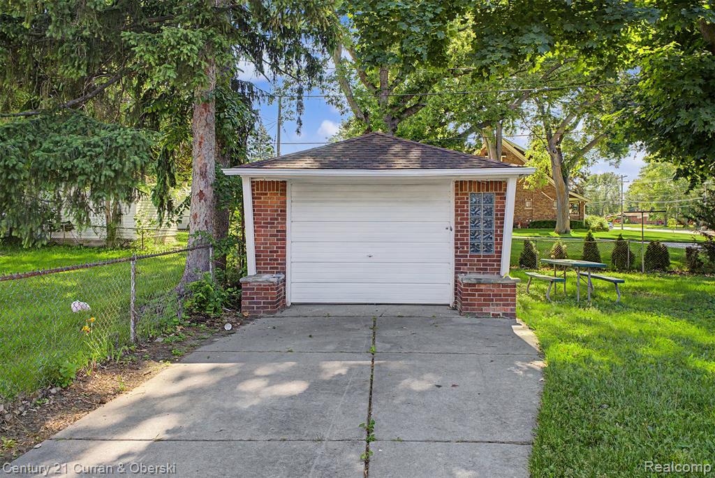 8212 GLENGARY Street, Dearborn Heights, MI 48127 — Photo 33