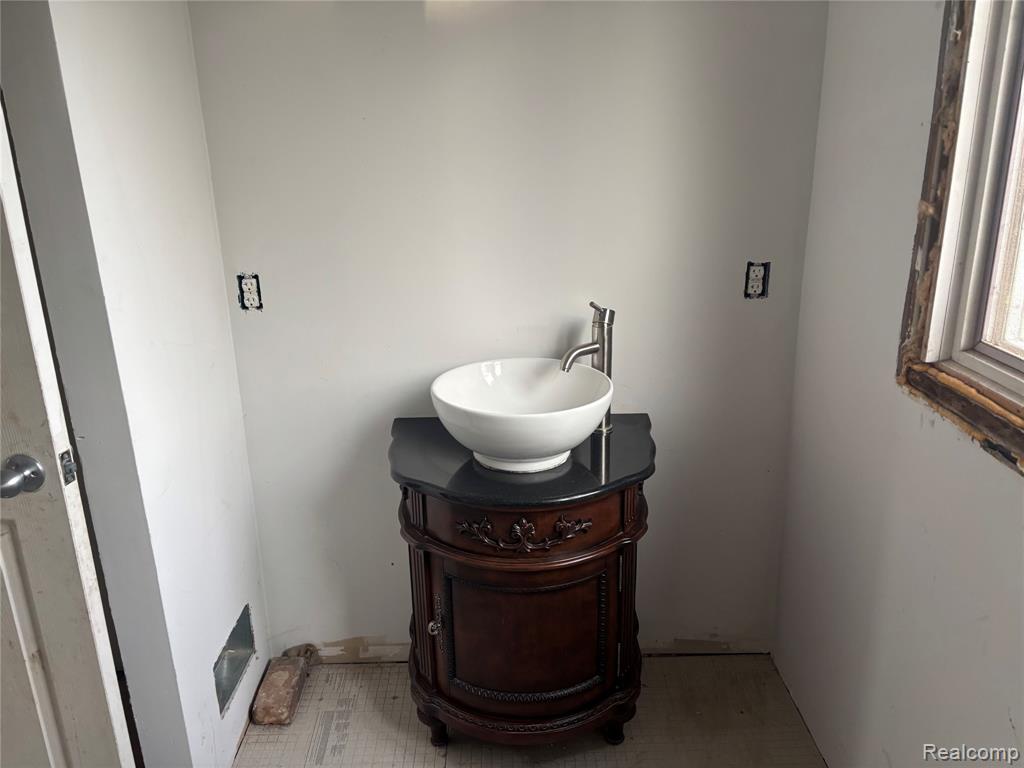 110 Oakland Street, Milford, MI 48381 — Photo 12