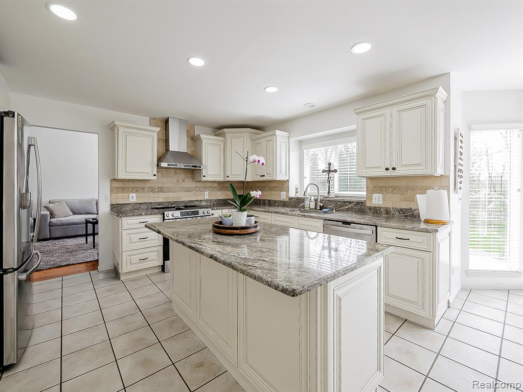 5221 Sandlewood Drive, Commerce Twp, MI 48382 — Photo 13