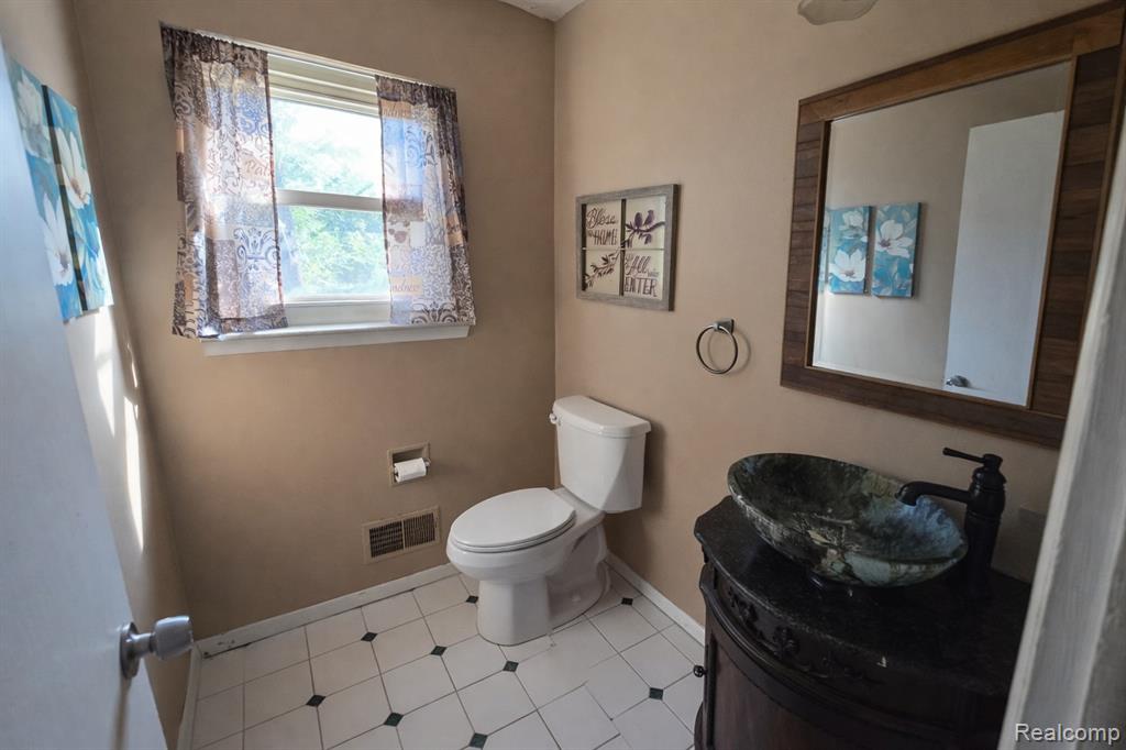 5969 Pleasant Drive, Waterford, MI 48329 — Photo 7