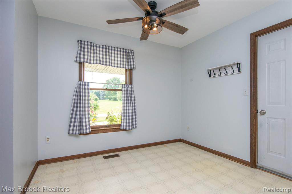 54320 BELCREST Drive, Milford, MI 48381 — Photo 14