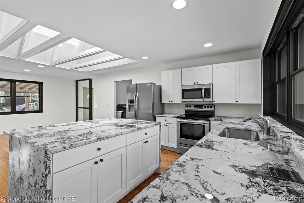 571 Yorkton Lane, Bloomfield Hills, MI 48304 — Photo 13
