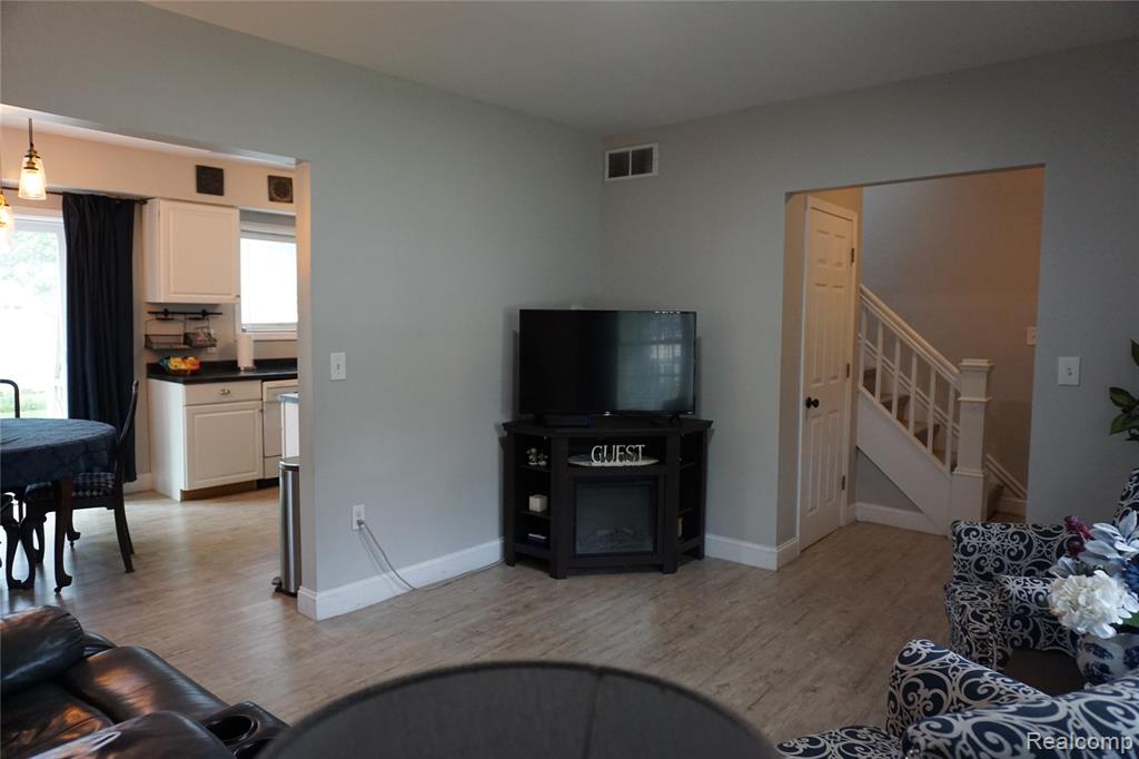 955 N Chevrolet Avenue, Flint, MI 48504 — Photo 10