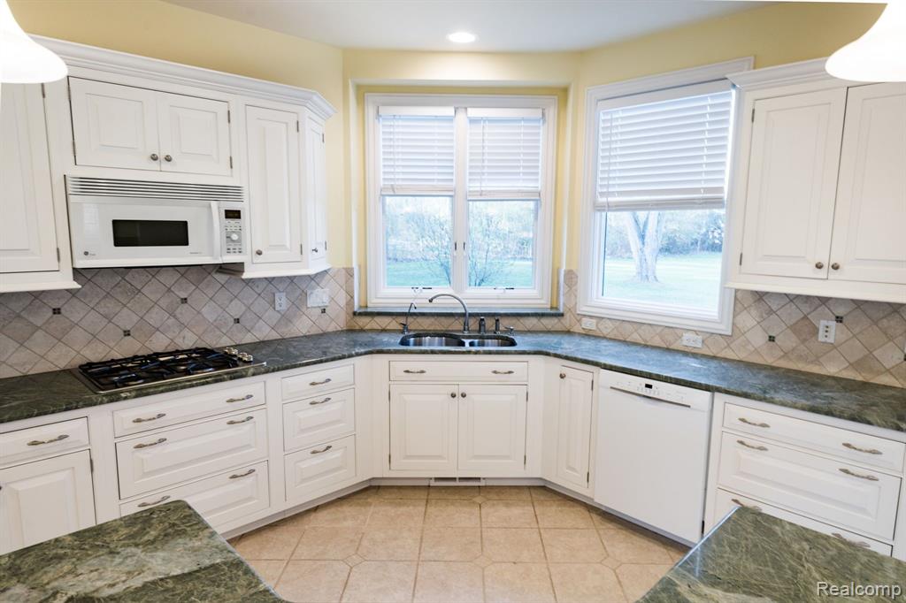 45950 W 11 MILE Road, Novi, MI — Photo 15