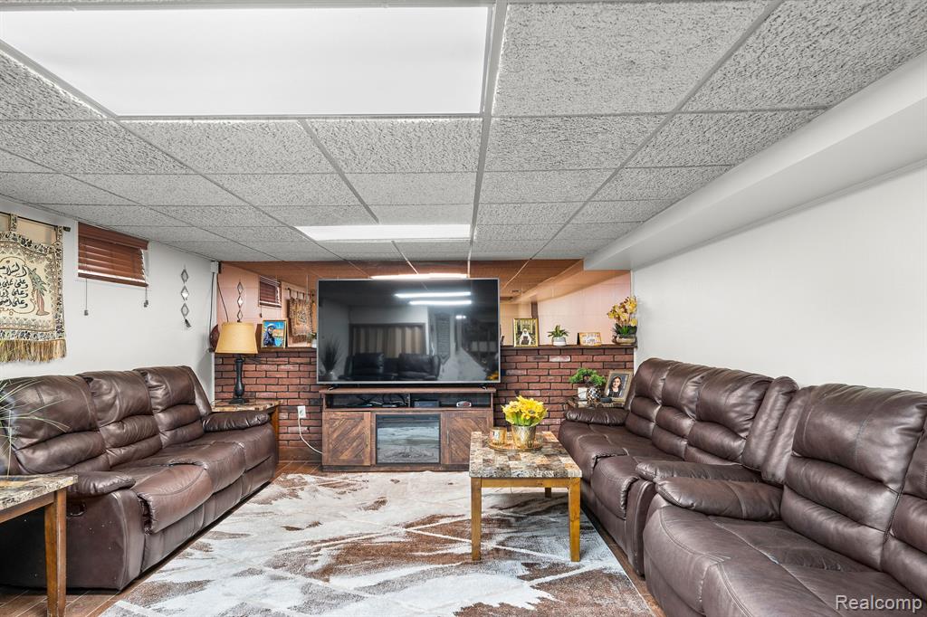 7716 W MORROW Circle, Dearborn, MI 48126 — Photo 39