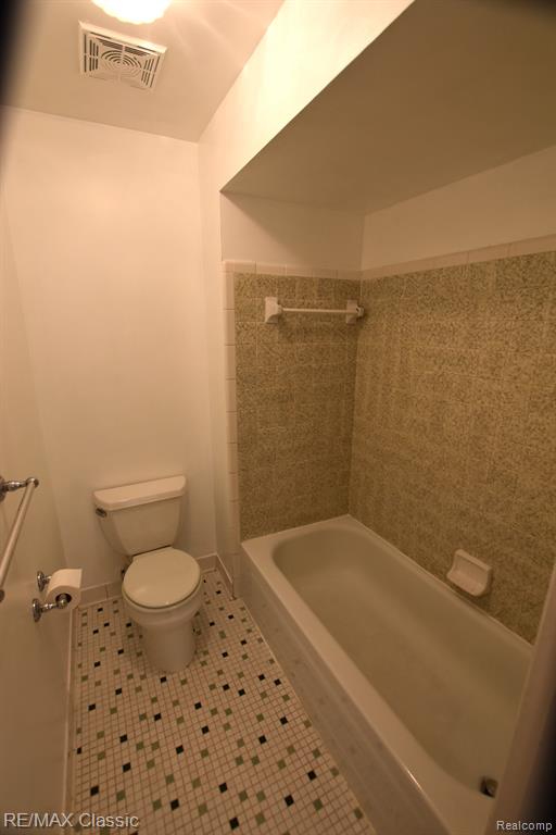 8553 WINCHESTER Drive, 6, Sterling Heights, MI 48313 — Photo 12