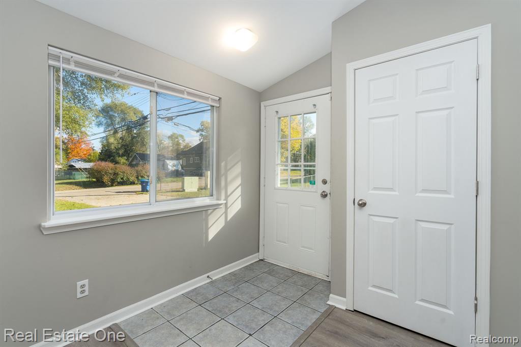 4281 Marcus Road, Waterford, MI 48329 — Photo 8