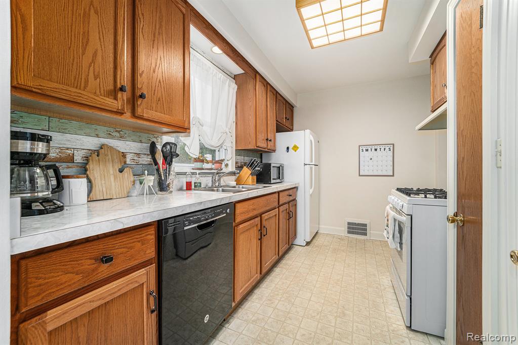 8077 Janis Street, Shelby Twp, MI 48317 — Photo 9