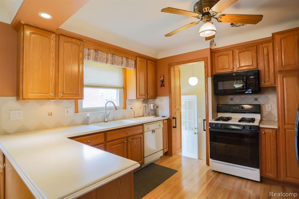 6832 Engleman, Center Line, MI 48015 — Photo 11