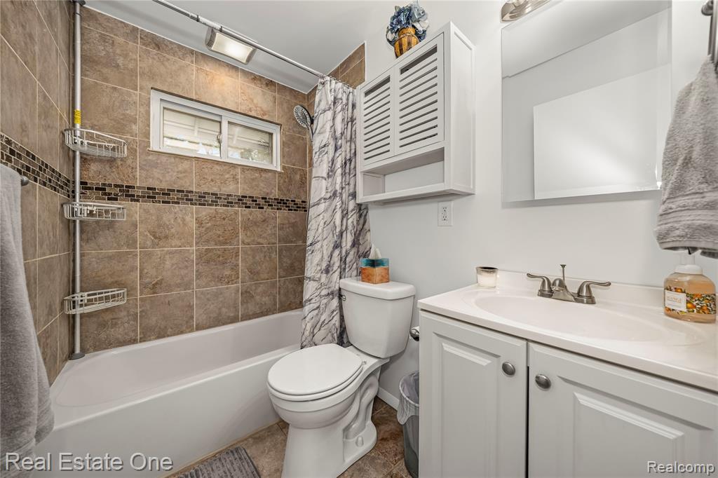 7241 Richardson Road, West Bloomfield, MI 48323 — Photo 18