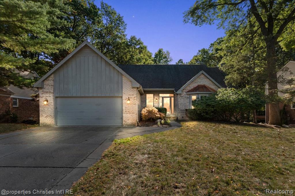 6835 High Ridge Road, West Bloomfield, MI 48324 — front exterior
