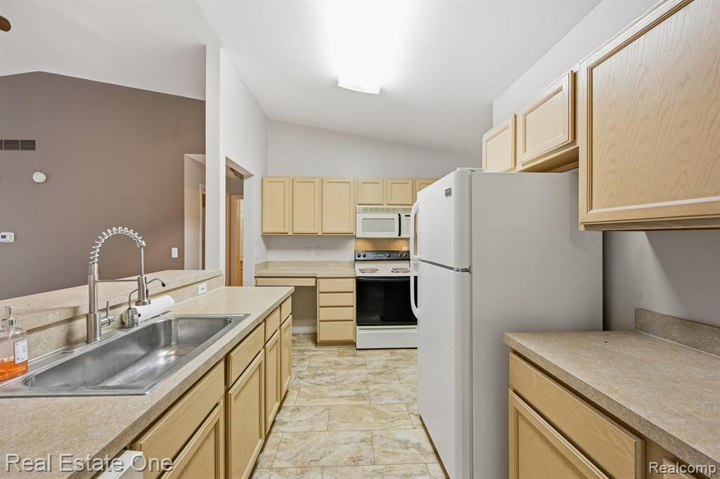 4885 Oak Hill Drive, 20, Waterford, MI 48329 — Photo 10