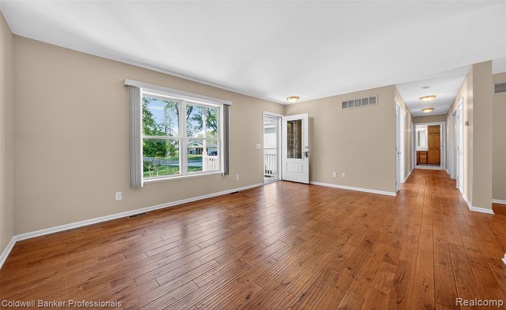 2470 Winkleman Drive, Waterford, MI 48329 — Photo 13