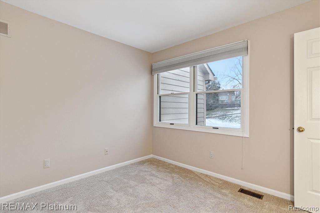 4823 FAIRWAYS Drive, Brighton, MI 48116 — Photo 34