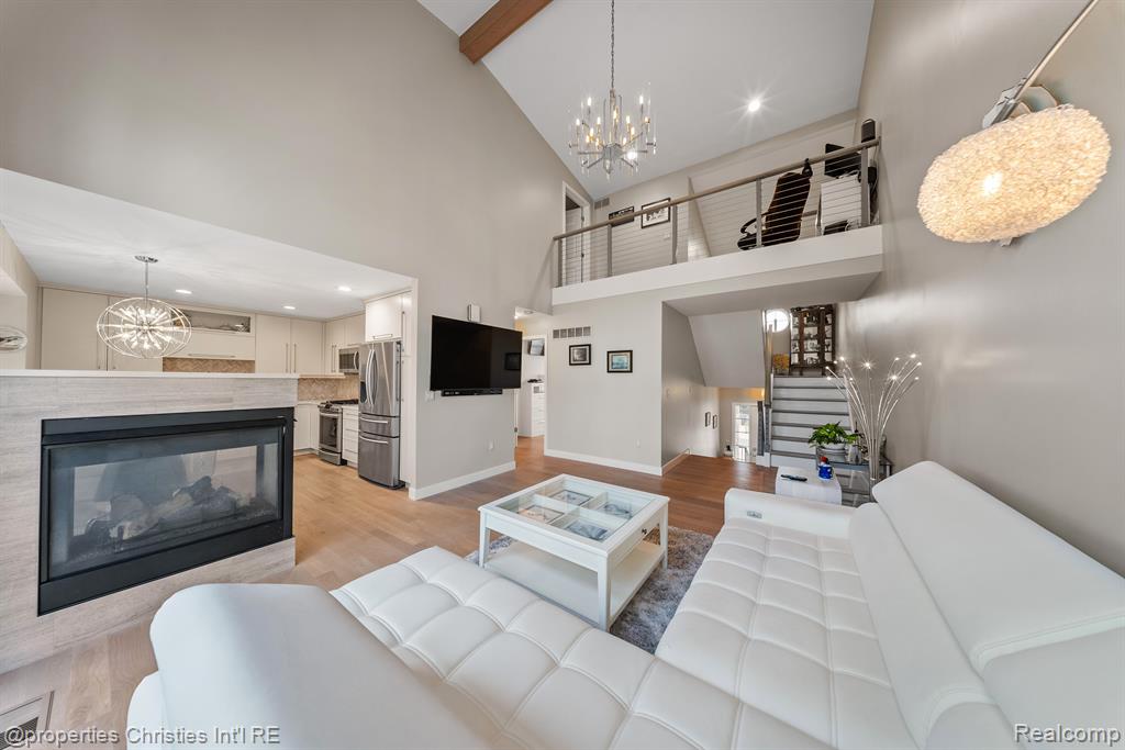 963 SANDALWOOD Drive, Troy, MI 48085 — Photo 5