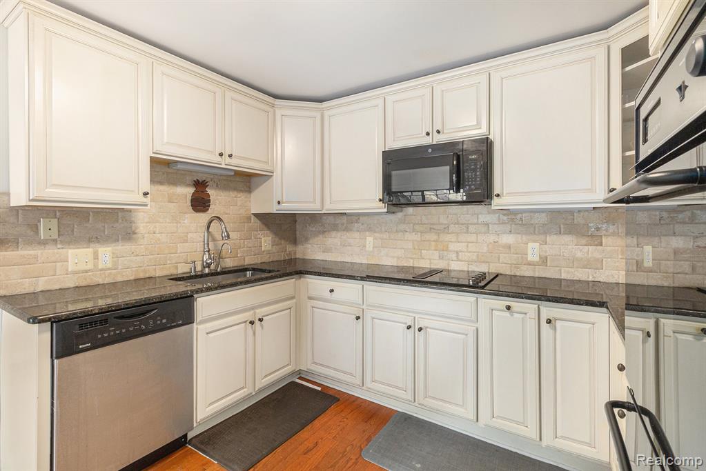 6964 Pebblecreek Woods Drive, West Bloomfield, MI — Photo 11