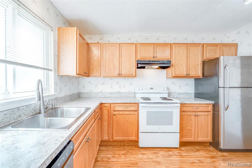 27845 Berrywood Lane, Farmington, MI 48334 — Photo 10