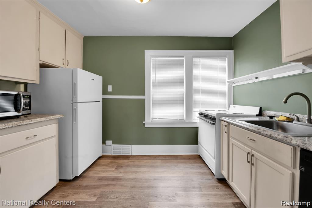 39 E Brockton Avenue, Madison Heights, MI 48071 — Photo 12