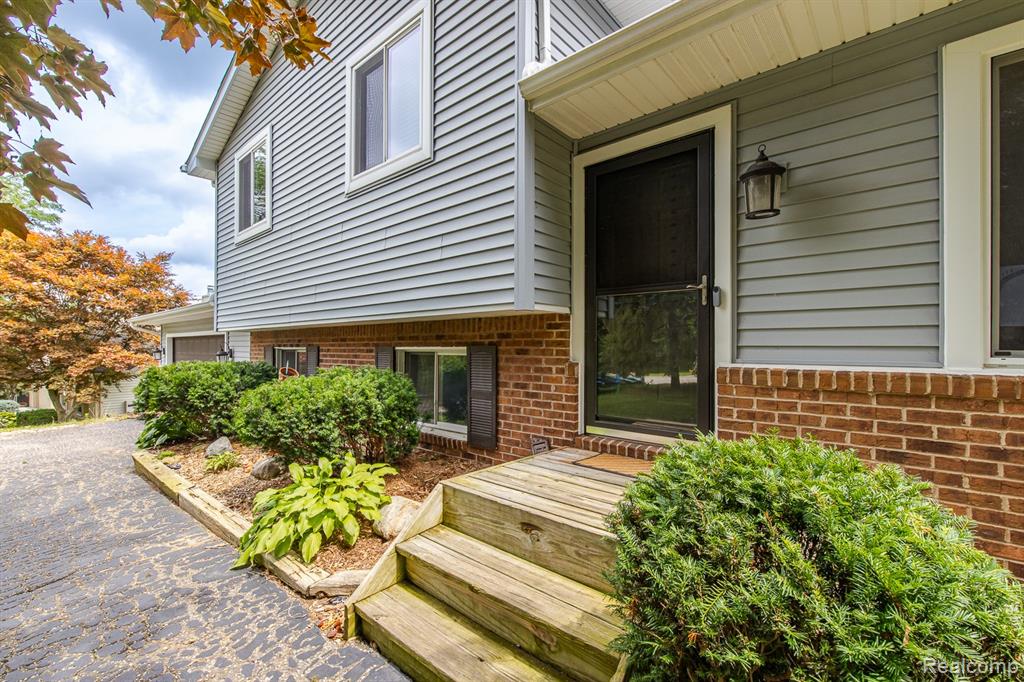 9618 Ridge Top Trail, Clarkston, MI 48348 — Photo 2