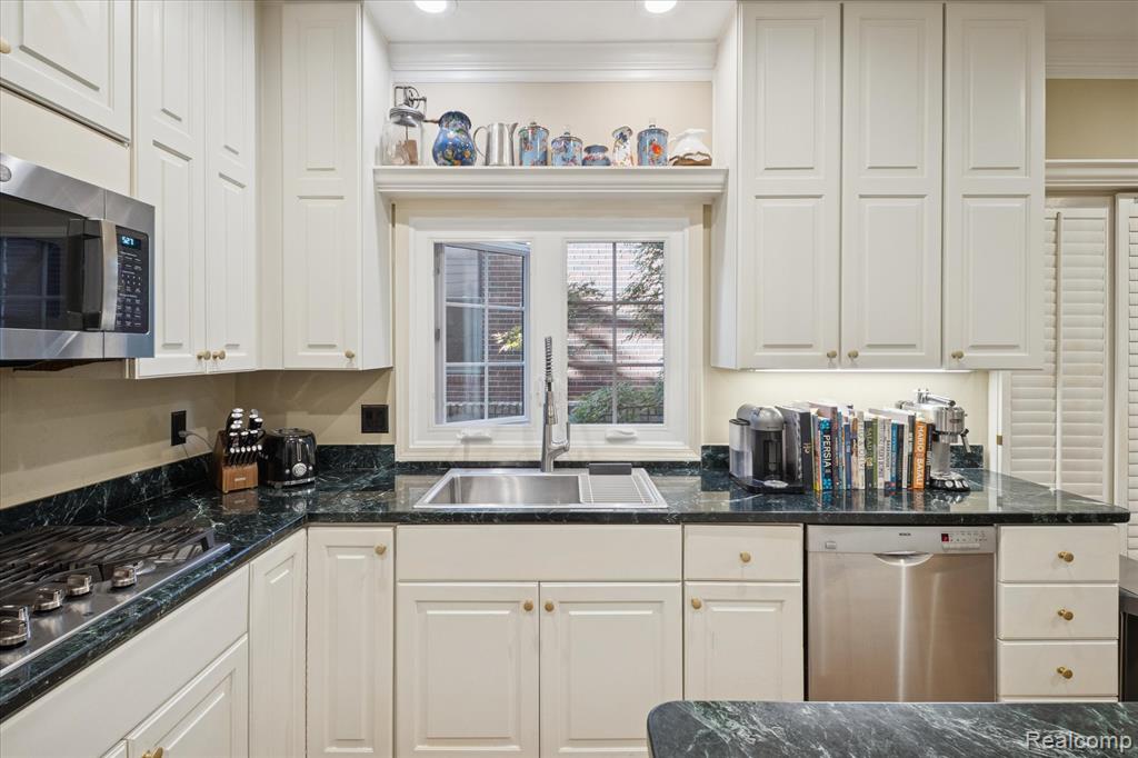 596 Henrietta Street, Birmingham, MI 48009 — Photo 23