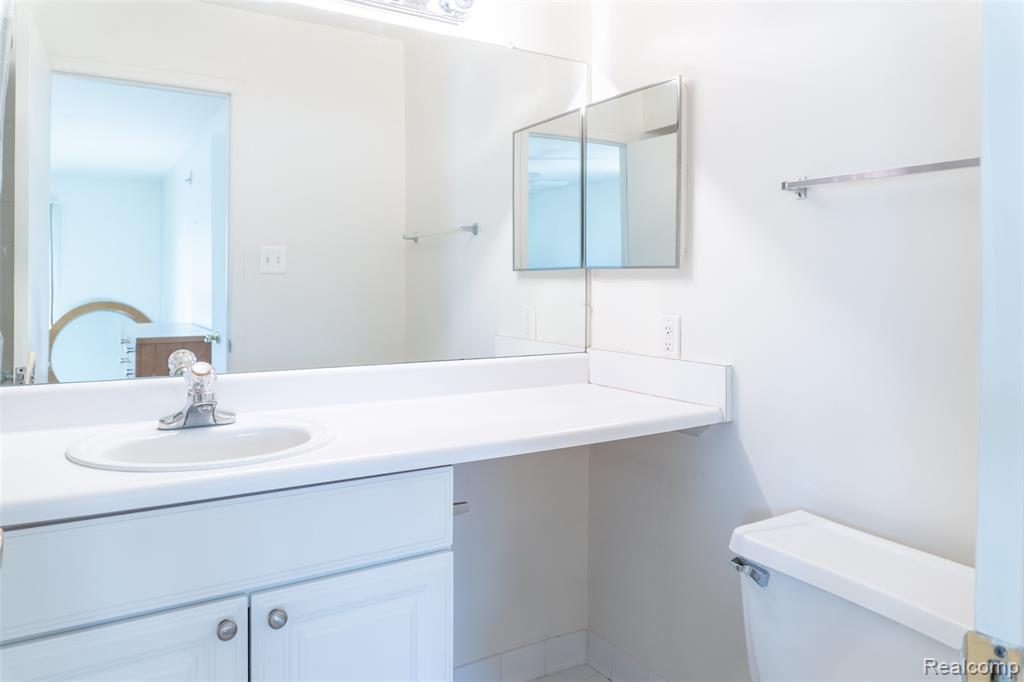 6145 Orchard Lake Road, 204, West Bloomfield, MI — Photo 14