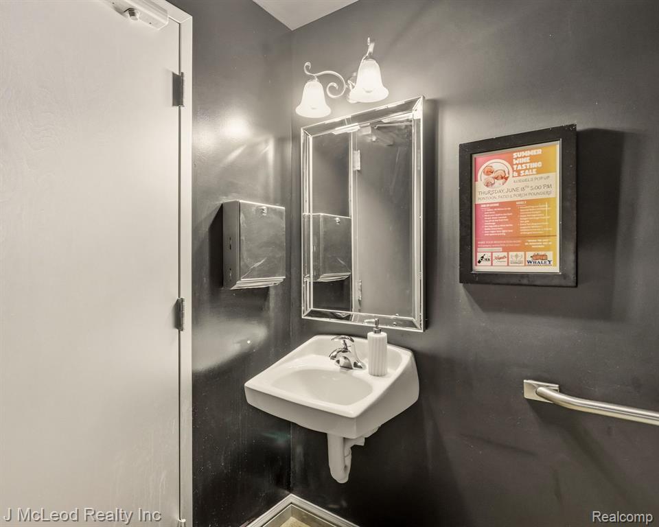 635 S Saginaw Street, Flint, MI 48502 — Photo 38