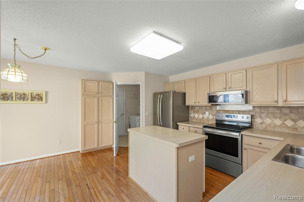 35213 Knollwood Lane, Farmington, MI 48335 — Photo 24