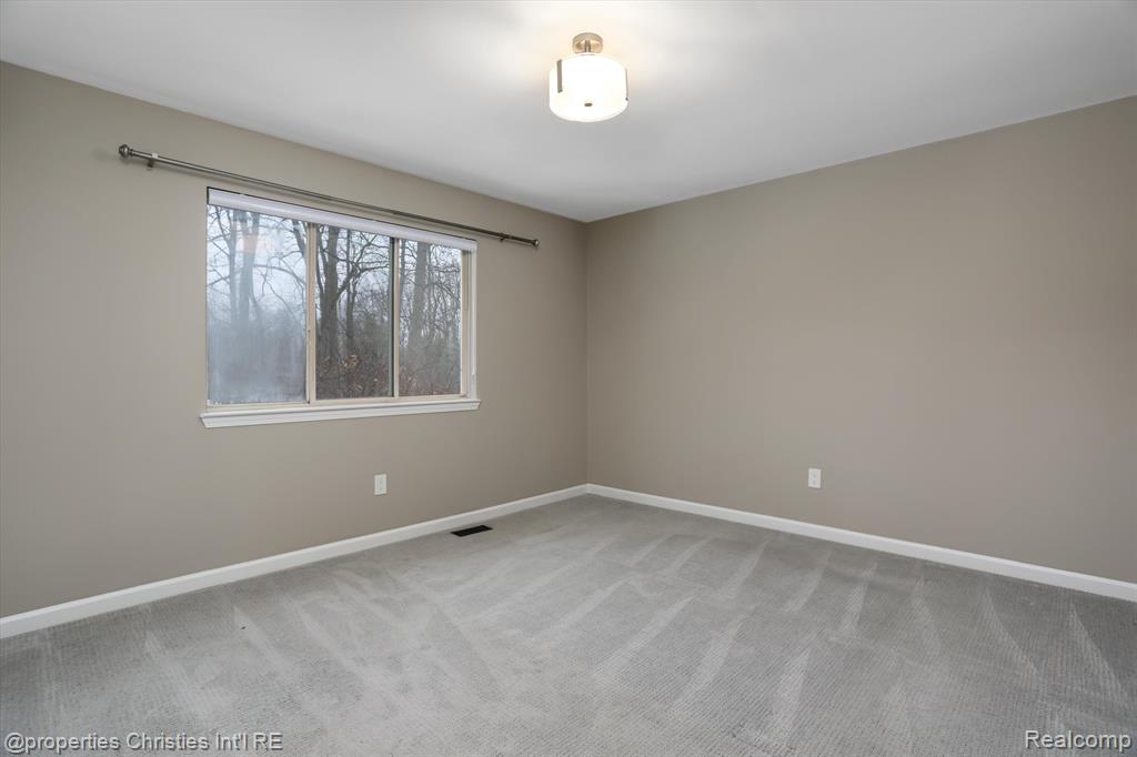 5896 NANEVA Court, West Bloomfield, MI — Photo 35