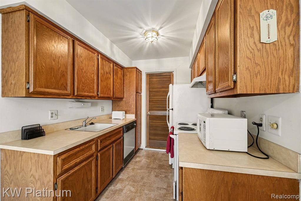 44566 N Bunker Hill Drive, 100, Clinton Twp, MI 48038 — Photo 9