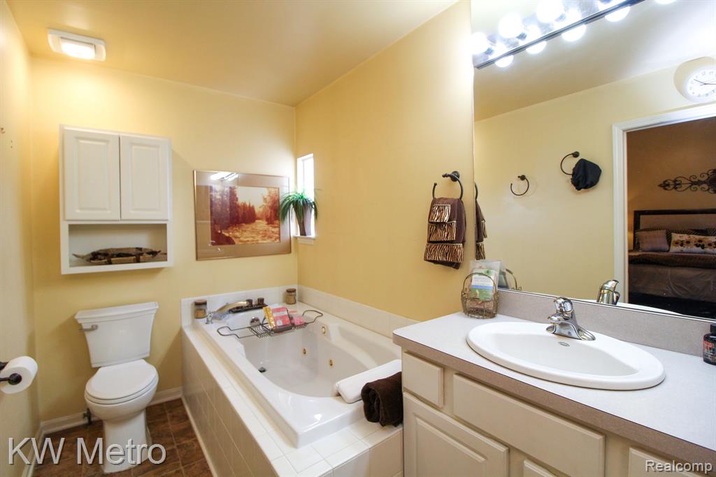 47037 REENE Drive, Belleville, MI 48111 — Photo 37