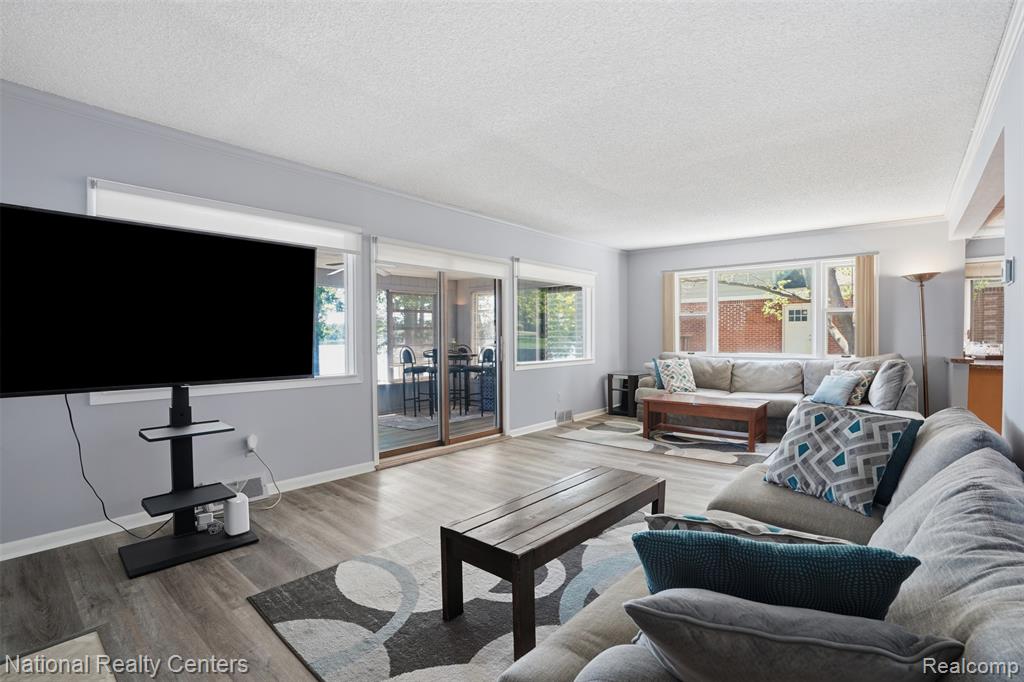 3889 Lakewood Drive, Waterford, MI 48329 — Photo 18