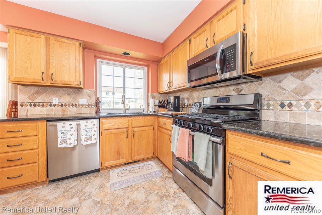 46206 LARCHMONT Drive, Canton, MI 48187 — Photo 10