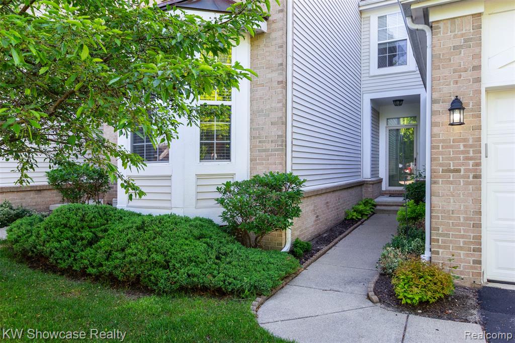 5726 Pinecroft Court, 44, Clawson, MI — Photo 3