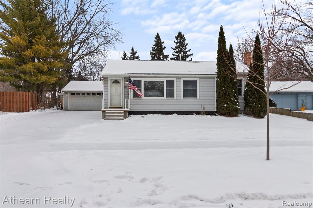815 SOUTHWOOD Drive, Fenton, MI 48430 — front exterior