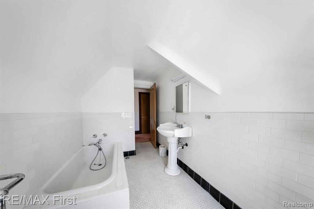 725 W BOSTON Boulevard, Detroit, MI 48202 — Photo 44