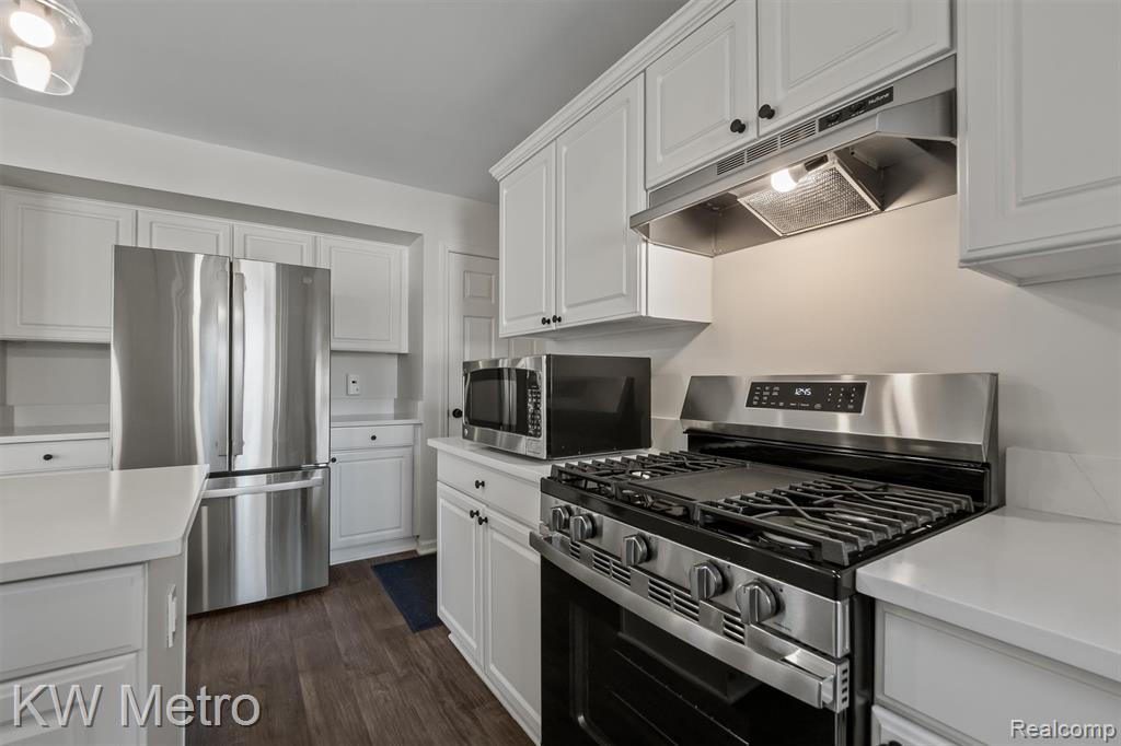45914 Portsville Drive, Macomb, MI 48044 — Photo 13