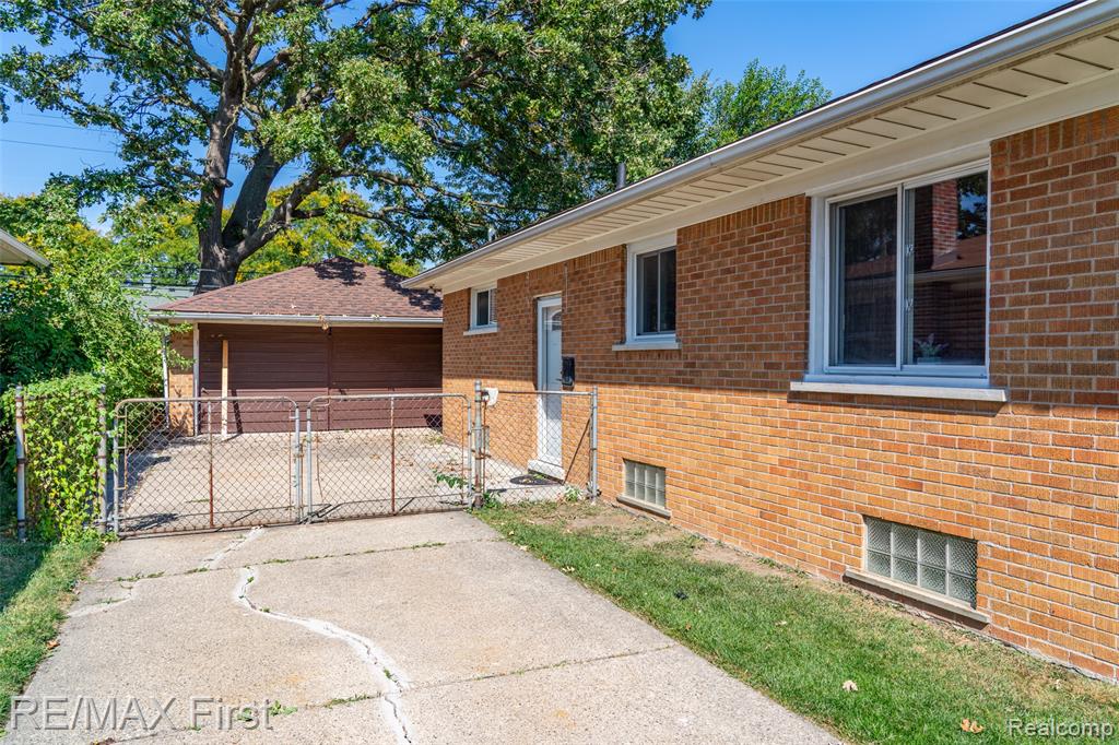 7257 State Park, Center Line, MI 48015 — Photo 5