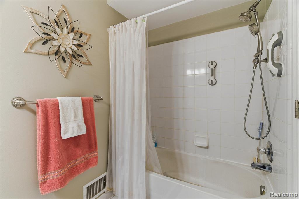 53199 Pineridge Drive, New Baltimore, MI — Photo 20