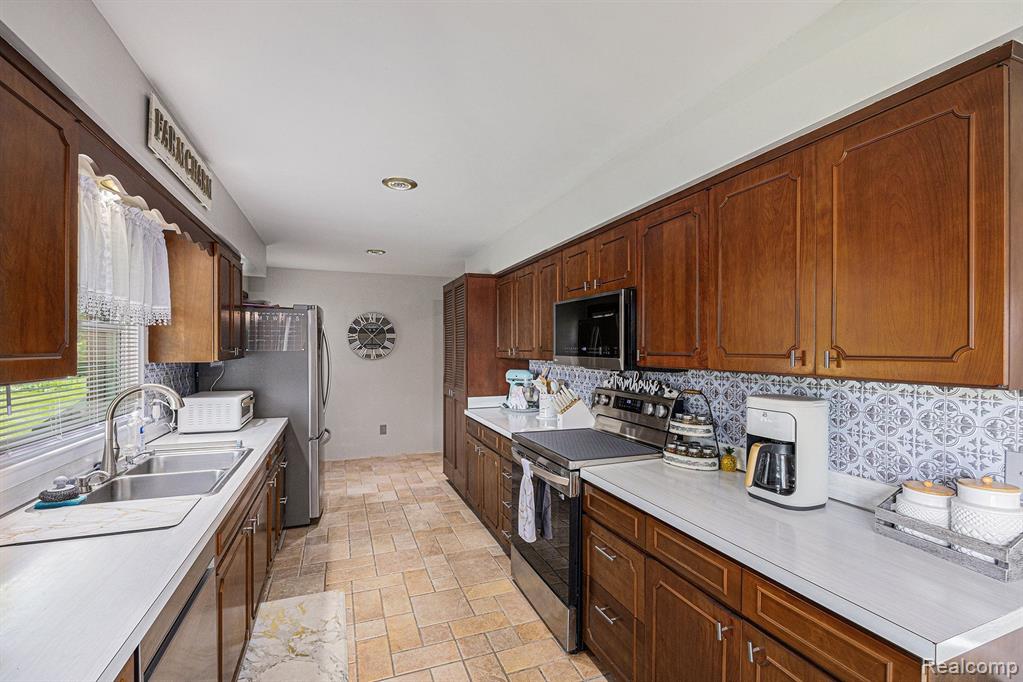 550 N GLASSFORD Street, Capac, MI 48014 — Photo 11