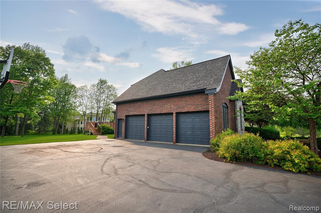 8320 MISTY, Grand Blanc, MI 48439 — Photo 17
