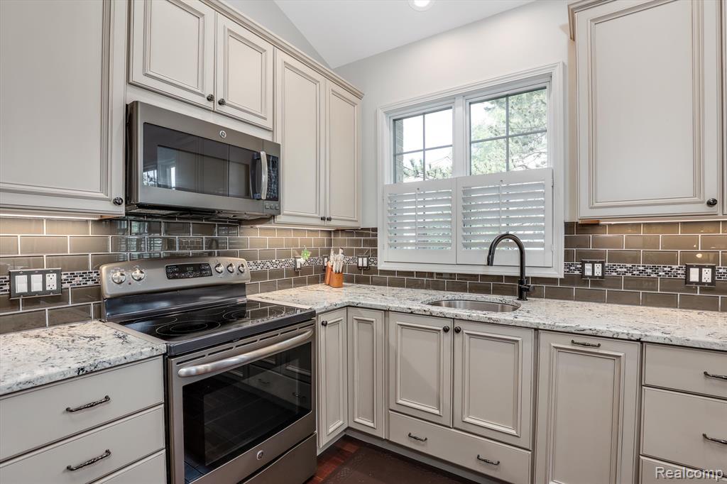 16964 LOCHMOOR Circle E, Northville, MI 48168 — Photo 8