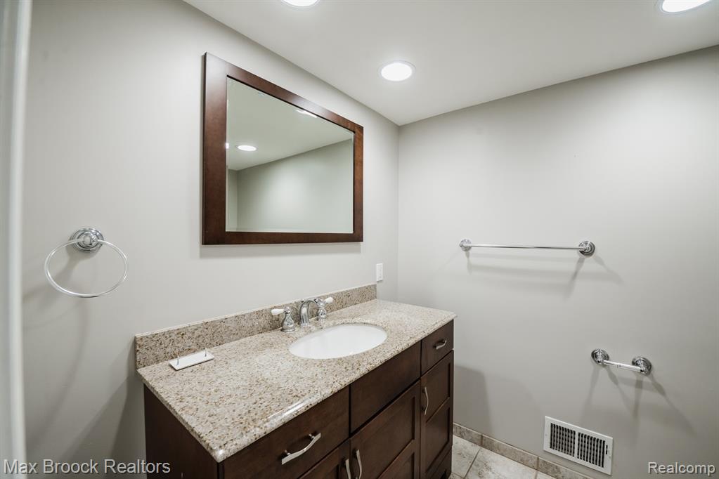 5528 SUNNYCREST Drive, West Bloomfield, MI 48323 — Photo 26